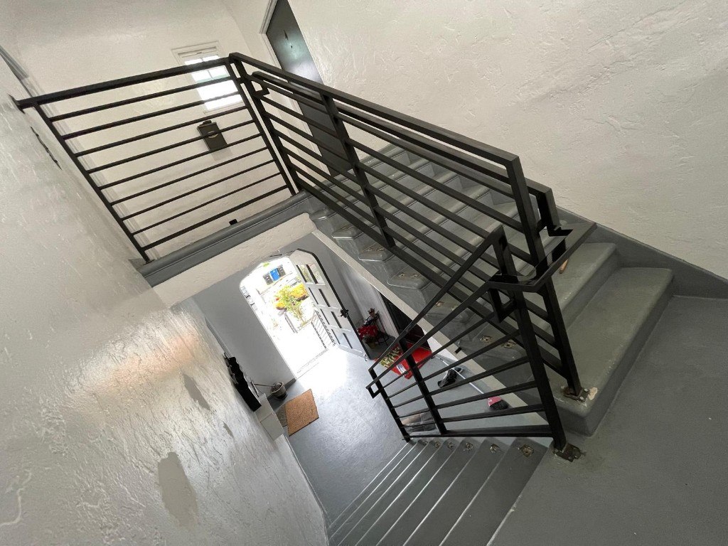 Black horizontal-bar iron staircase railing